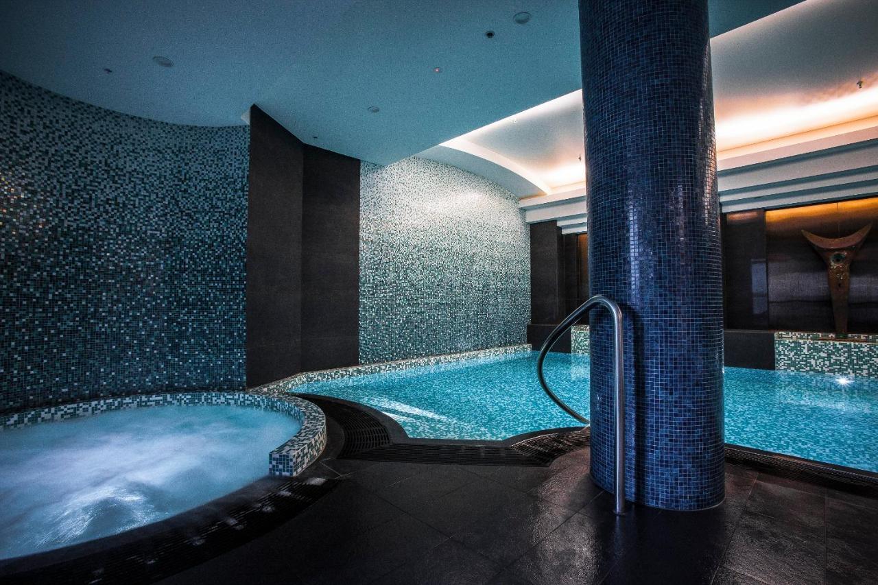 Quay West Suites Melbourne Exterior photo The spa at The Landmark