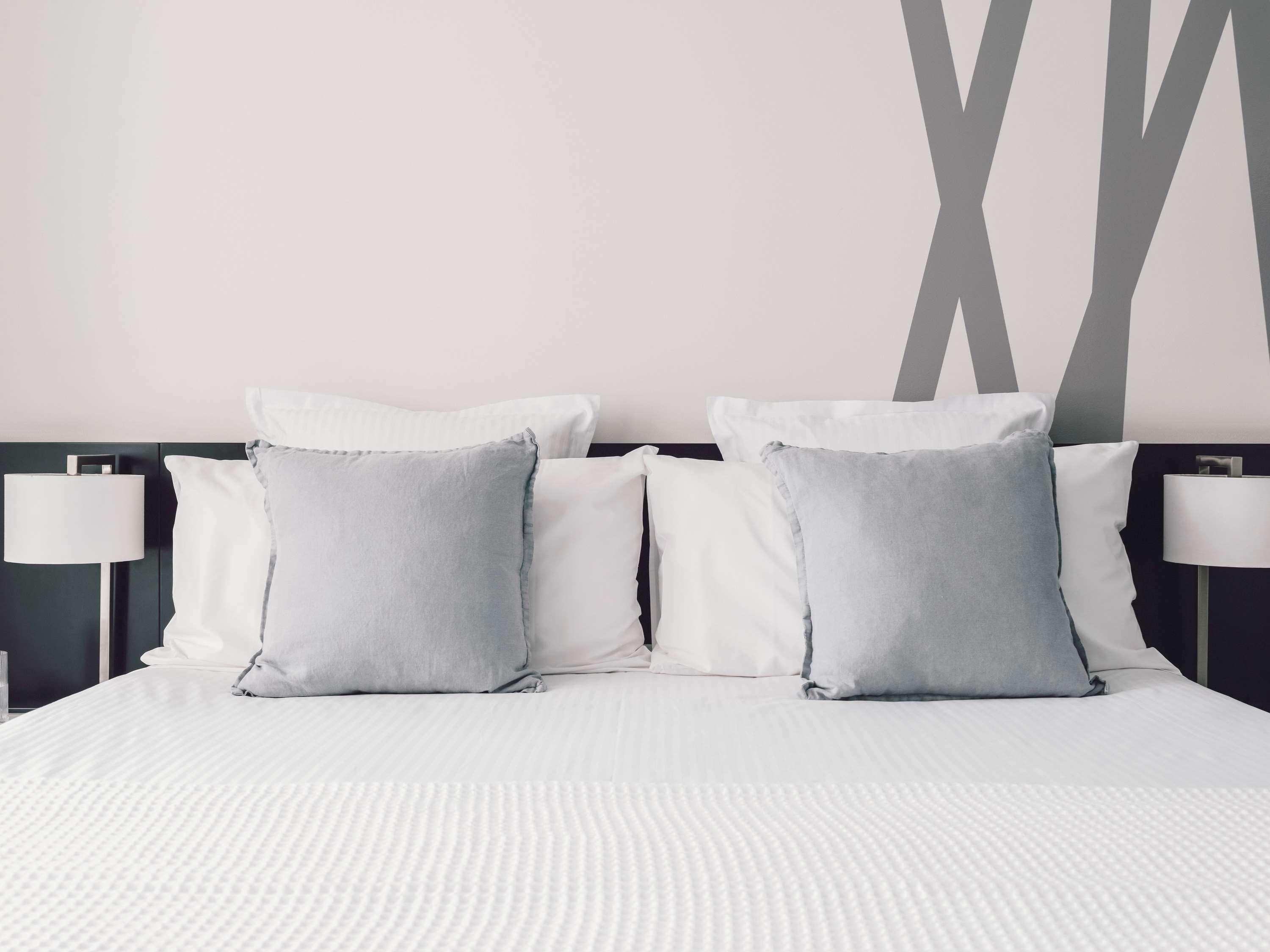 Quay West Suites Melbourne Exterior photo A bed with cushions