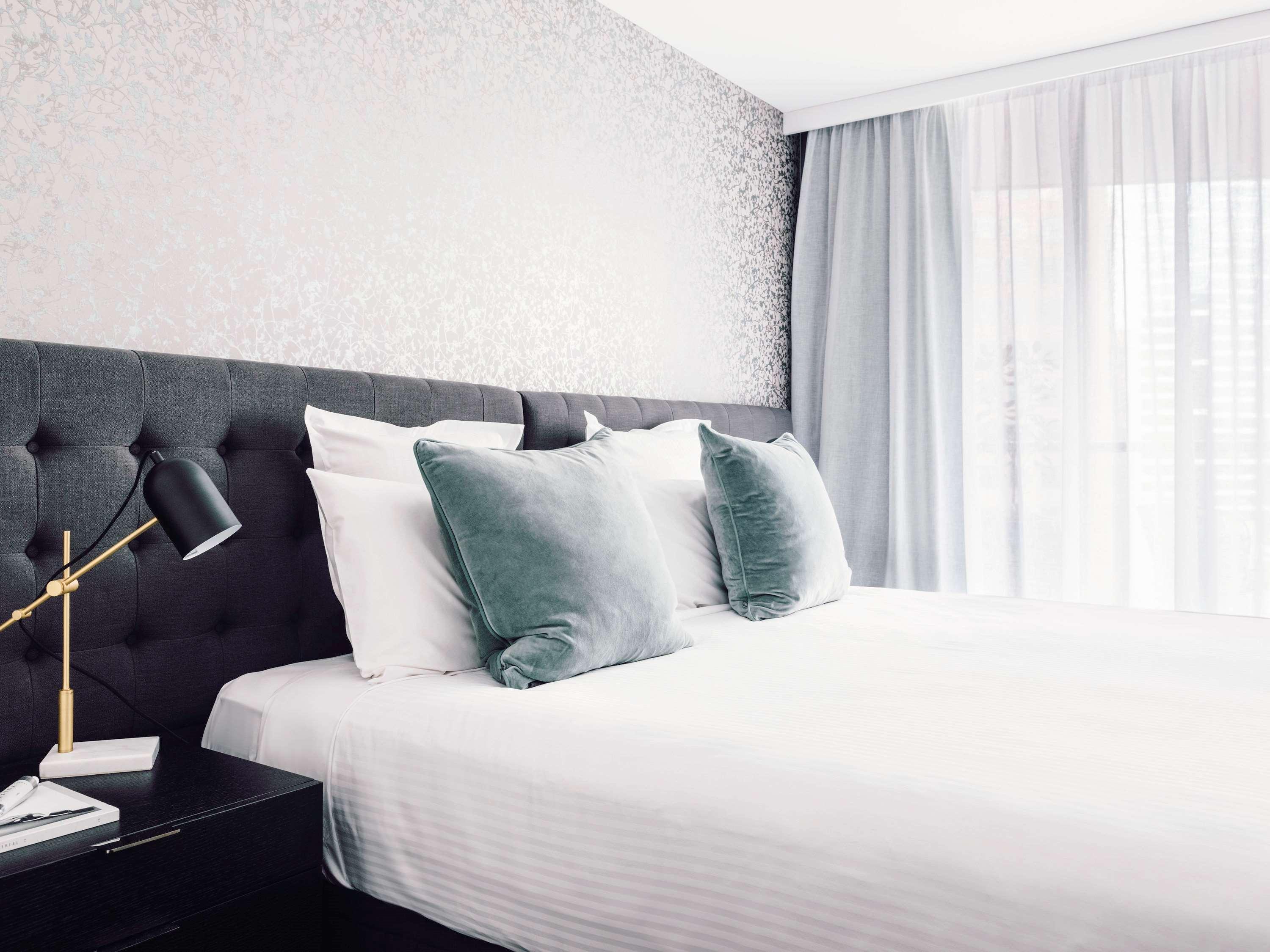 Quay West Suites Melbourne Exterior photo A bedroom at the hotel