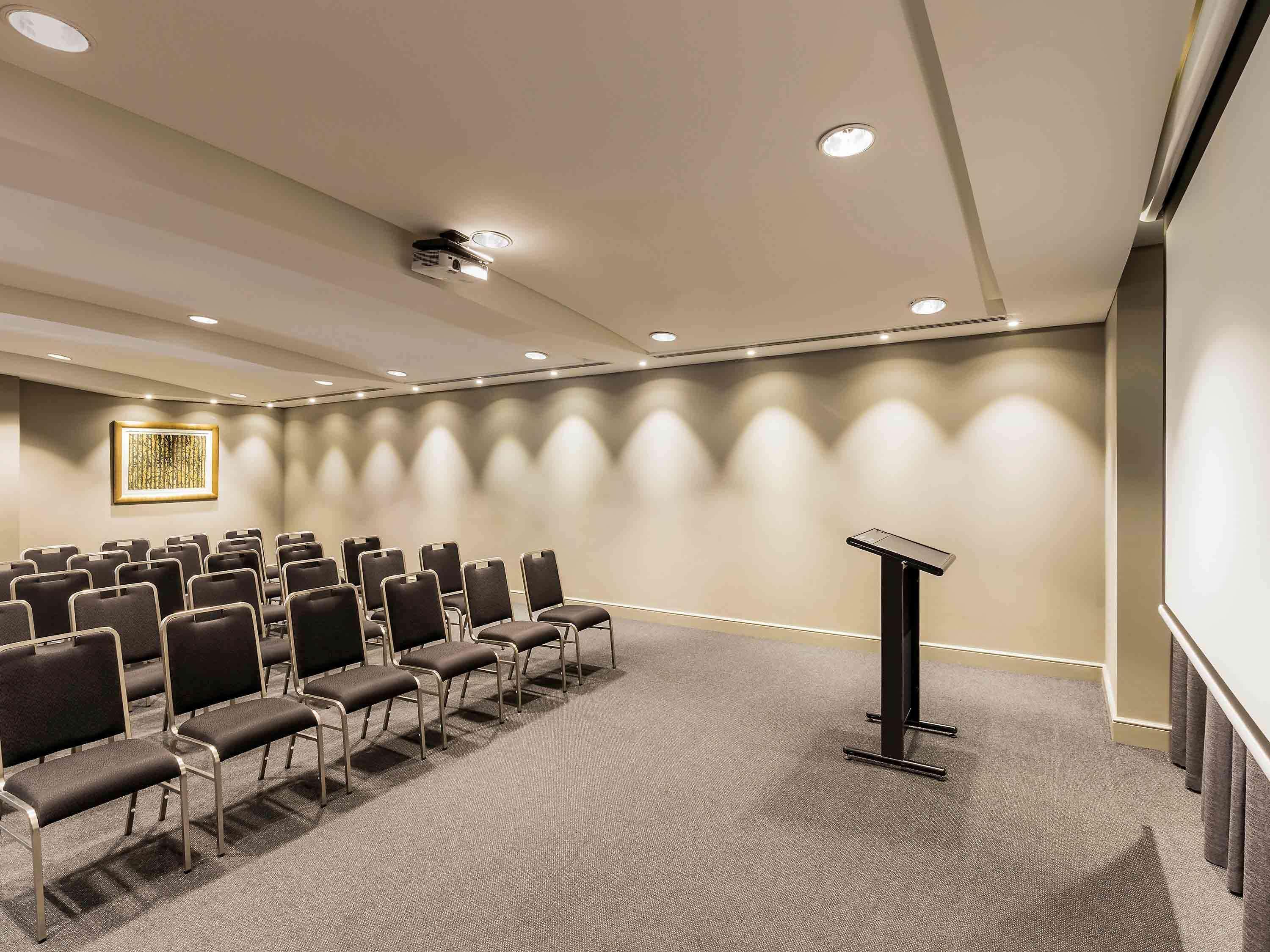 Quay West Suites Melbourne Exterior photo Meeting room