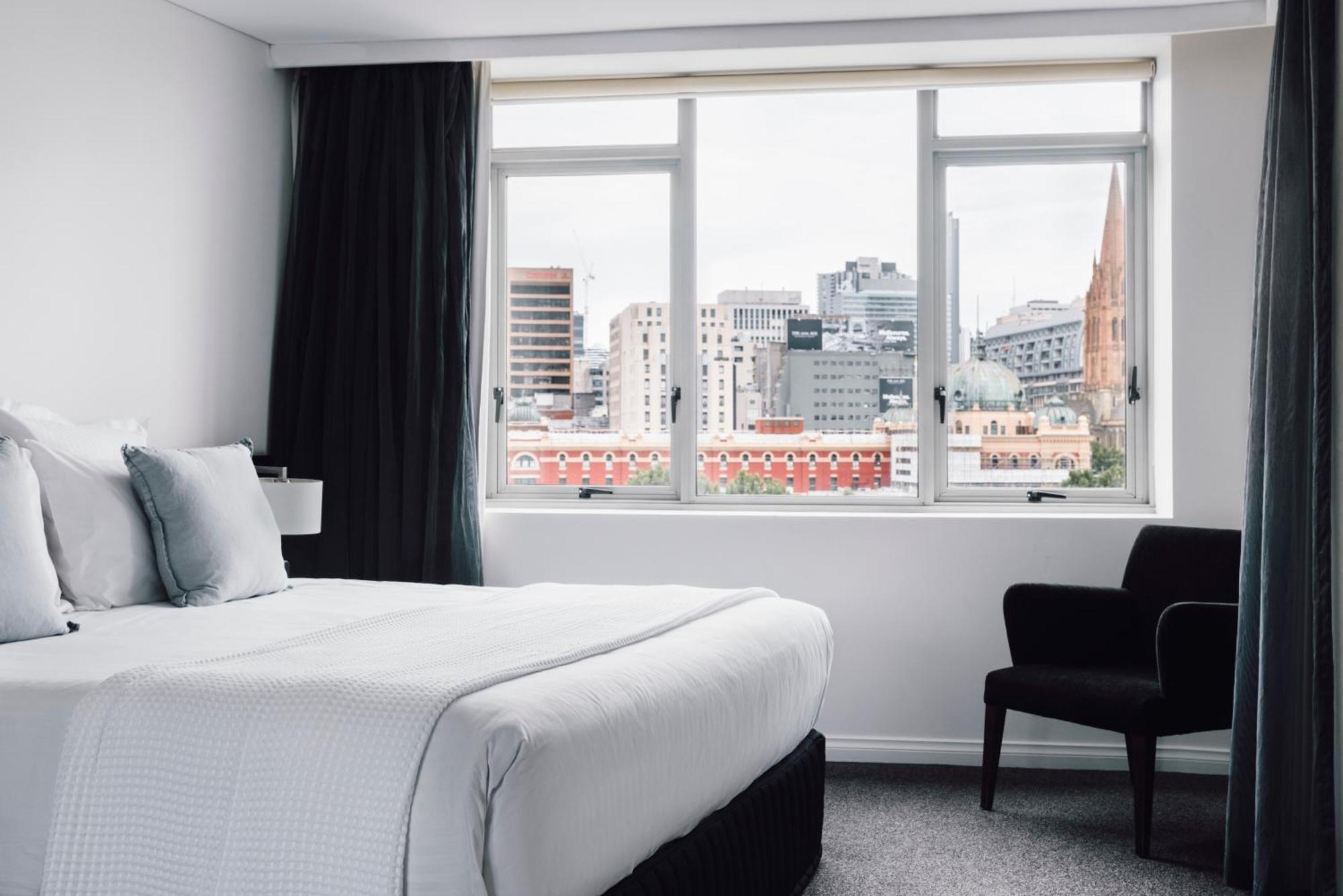 Quay West Suites Melbourne Exterior photo A room at the hotel