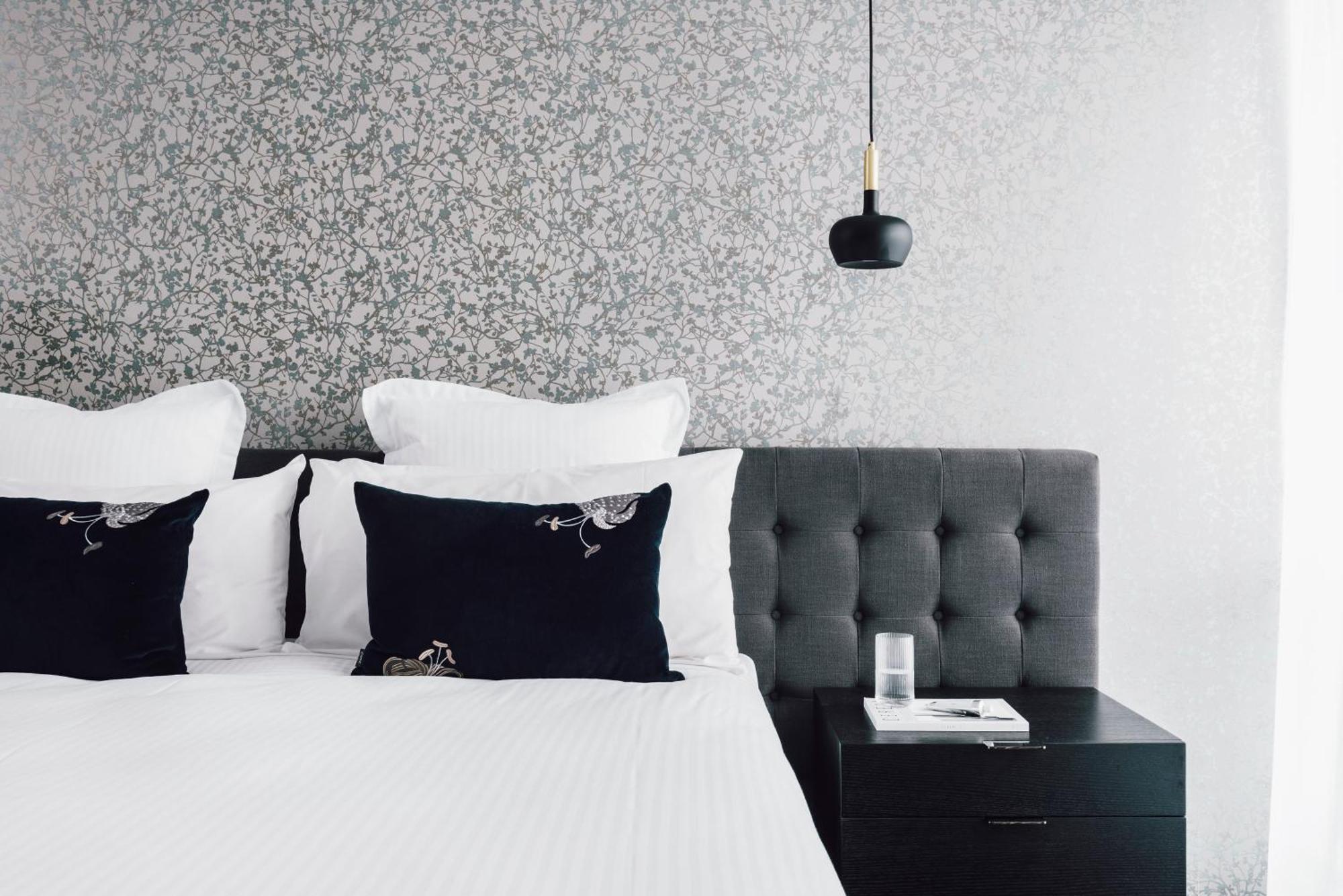Quay West Suites Melbourne Exterior photo A bedroom at the Hotel