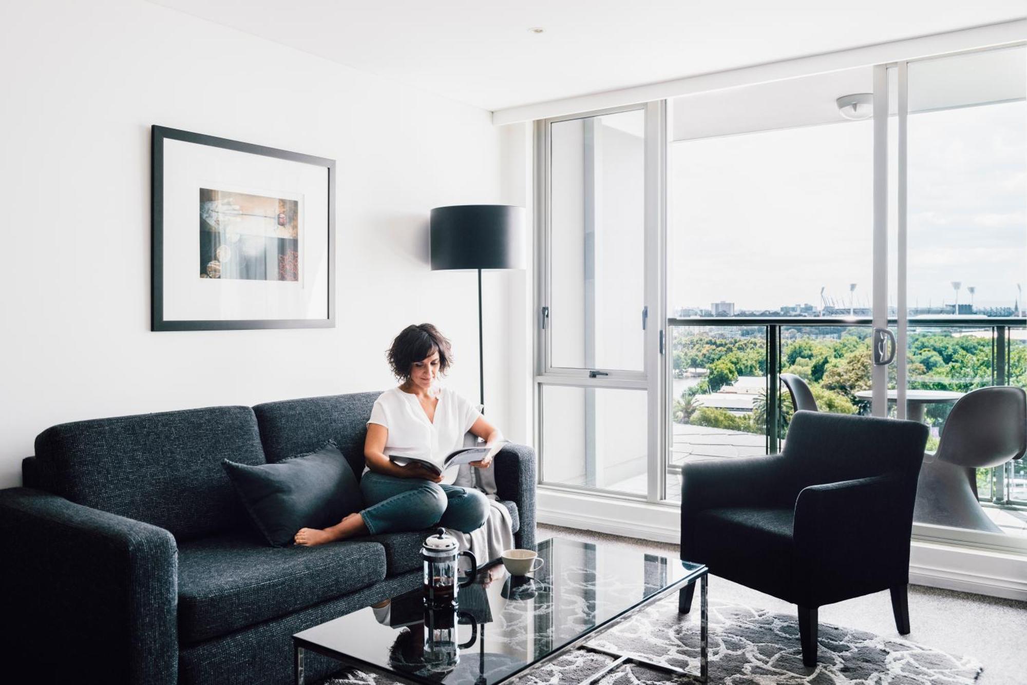 Quay West Suites Melbourne Exterior photo A living room in a typical apartment