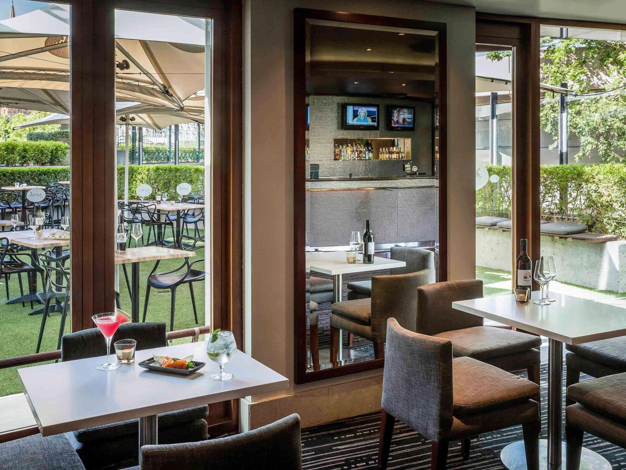 Quay West Suites Melbourne Exterior photo The Garden Bar